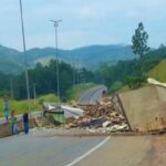 Carreta tomba, motorista se fere e BR-381 fica bloqueada