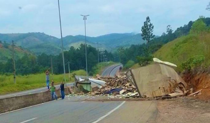Carreta tomba, motorista se fere e BR-381 fica bloqueada