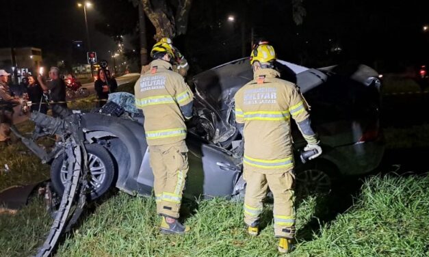 Homem morre e outros dois ficam feridos após carro bater em árvore no interior de MG