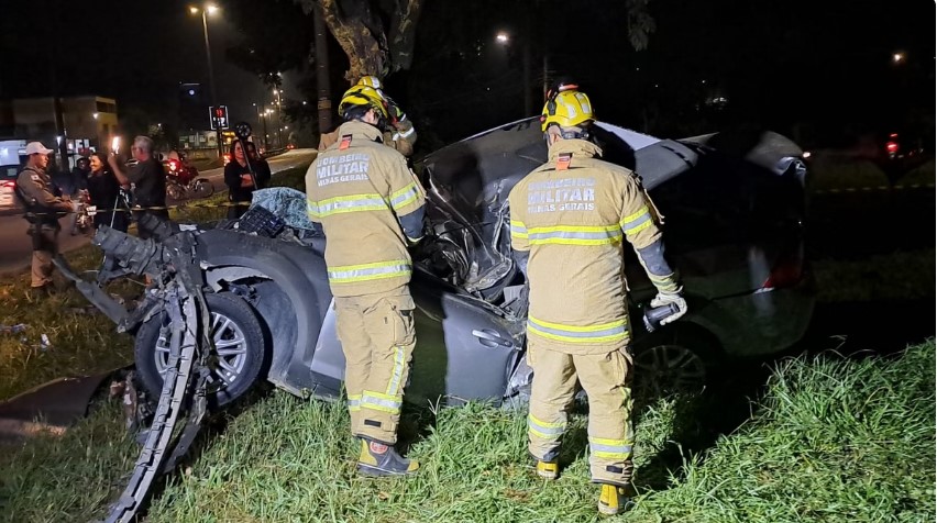 Homem morre e outros dois ficam feridos após carro bater em árvore no interior de MG