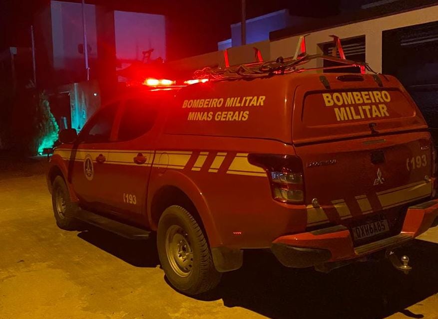 Bombeiros são acionados após queda de cabo de fibra óptica no bairro Areias Brancas, em Formiga