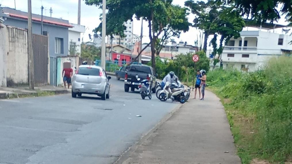 Colisão entre motocicletas deixa duas pessoas feridas no bairro Santo Antônio, em Formiga