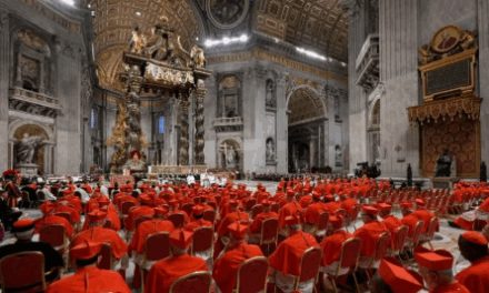 Cardeais entram em reclusão total para início do conclave