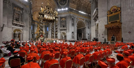 Cardeais entram em reclusão total para início do conclave