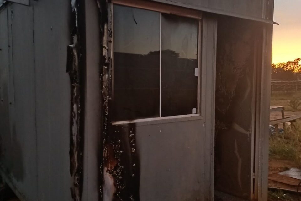 Início de incêndio em estrutura de usina fotovoltaica é registrado, em Formiga