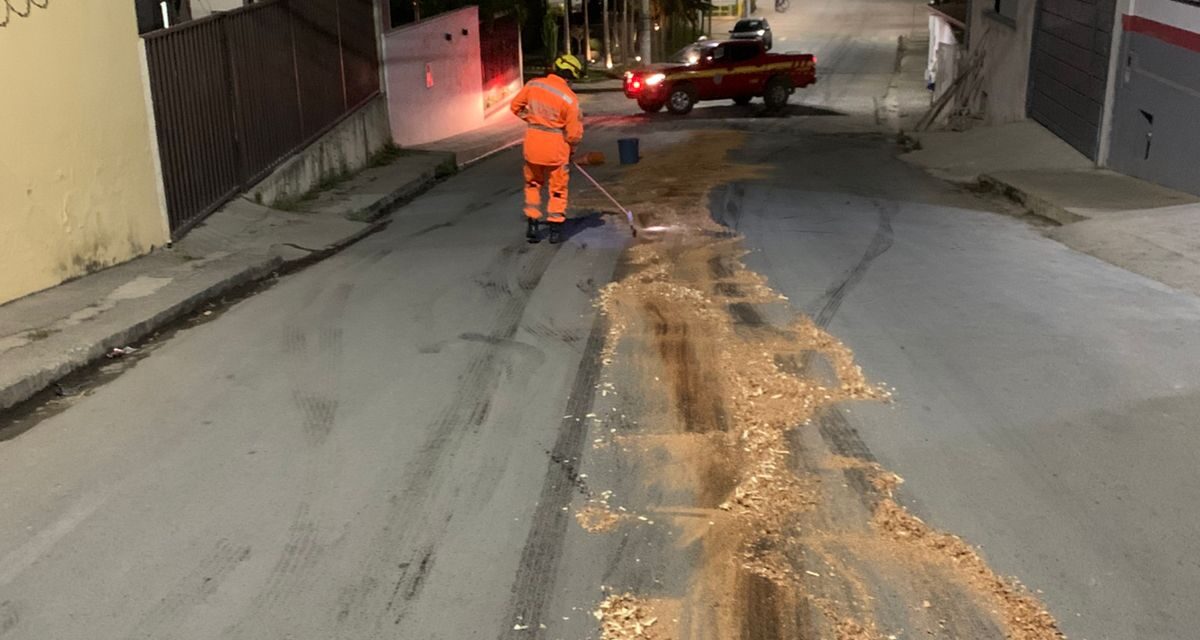Bombeiros atuam em ocorrência de risco de derrapagem, em Arcos