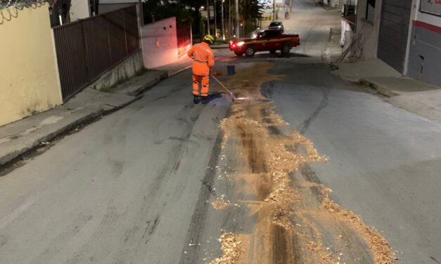 Bombeiros atuam em ocorrência de risco de derrapagem, em Arcos