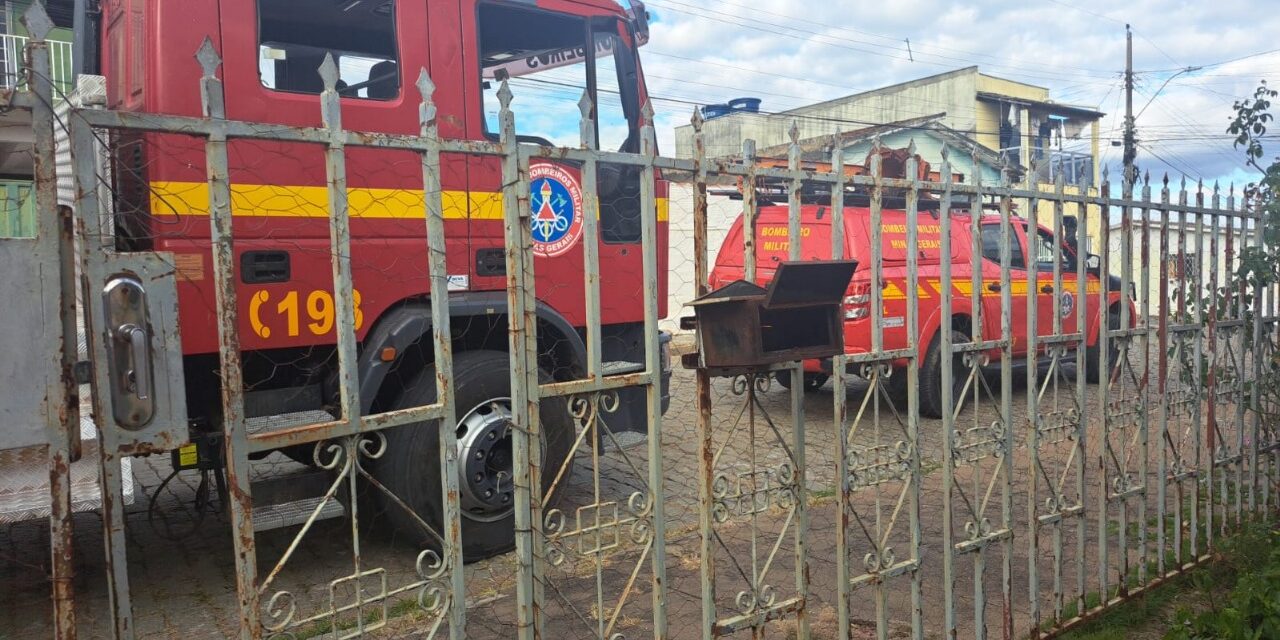 Bombeiros atendem incêndio doméstico, em Campo Belo