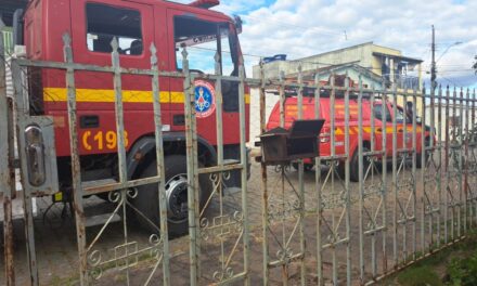 Bombeiros atendem incêndio doméstico, em Campo Belo