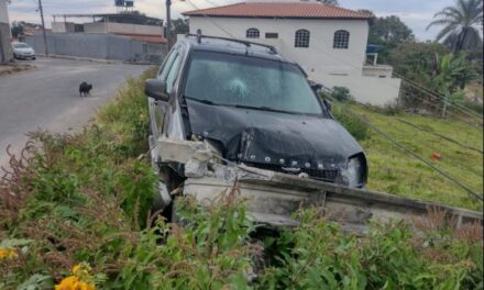 Motorista sem CNH e com sinais de embriaguez bate carro em poste e foge do local, em Formiga