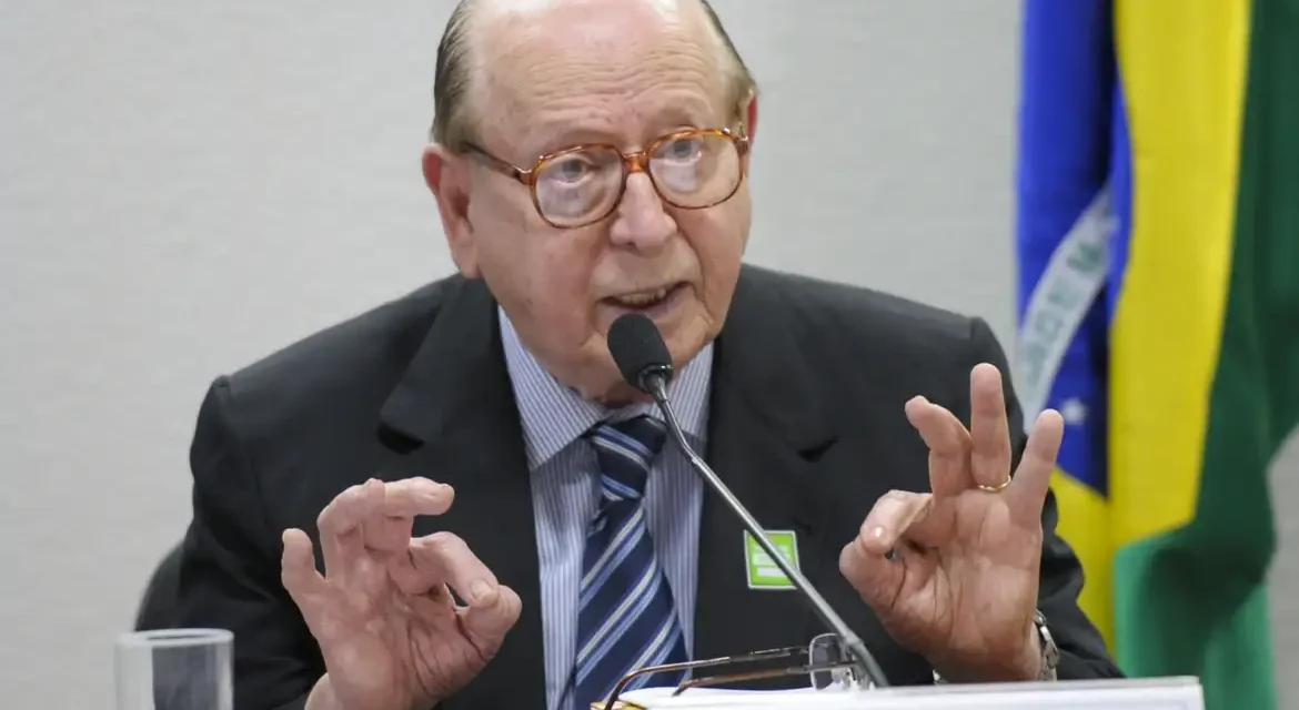 Morre no Rio, aos 97 anos, o escritor e gramático Evanildo Bechara