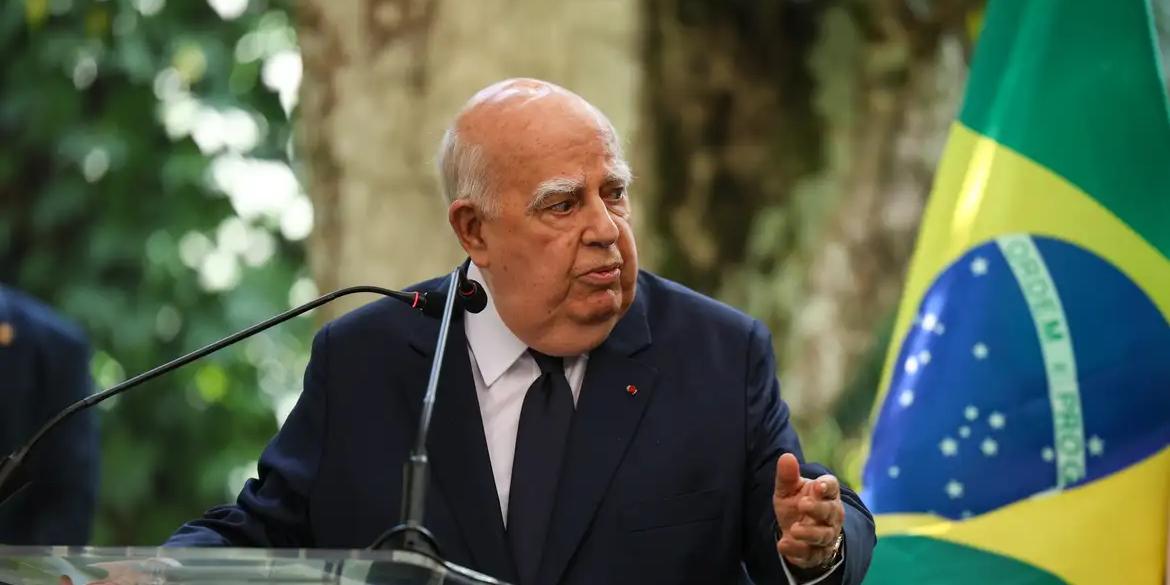 Morre, aos 90 anos, o embaixador Marcos Azambuja