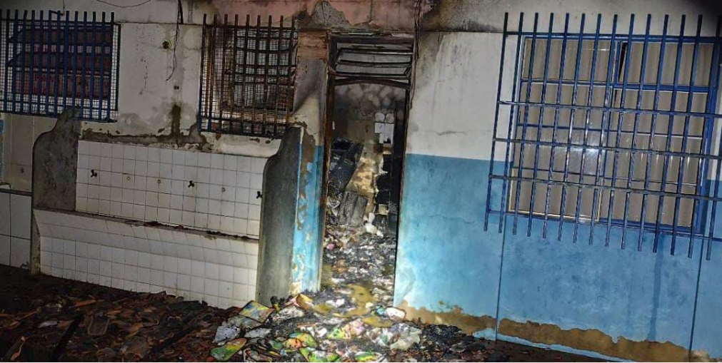 Em Minas dois adolescentes são detidos suspeitos de incendiar escola; aulas são suspensas