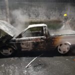Bombeiros controlam incêndio em carro no bairro Santo Antônio, em Arcos
