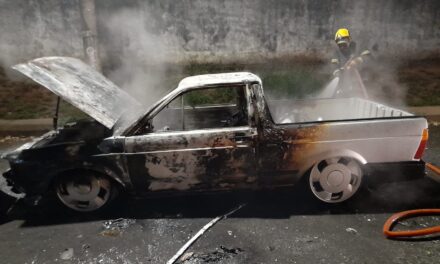 Bombeiros controlam incêndio em carro no bairro Santo Antônio, em Arcos
