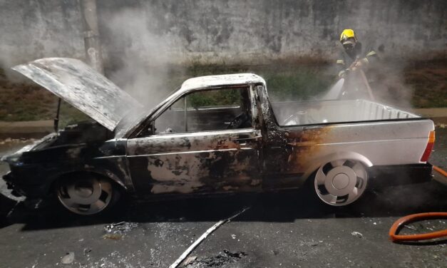 Bombeiros controlam incêndio em carro no bairro Santo Antônio, em Arcos