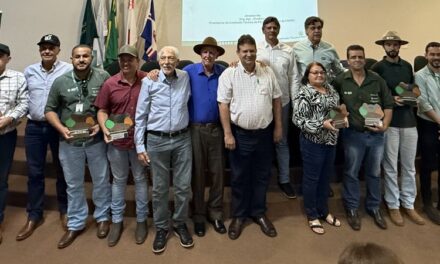 Produtores destaque do ATeG são premiados na Fenamilho  