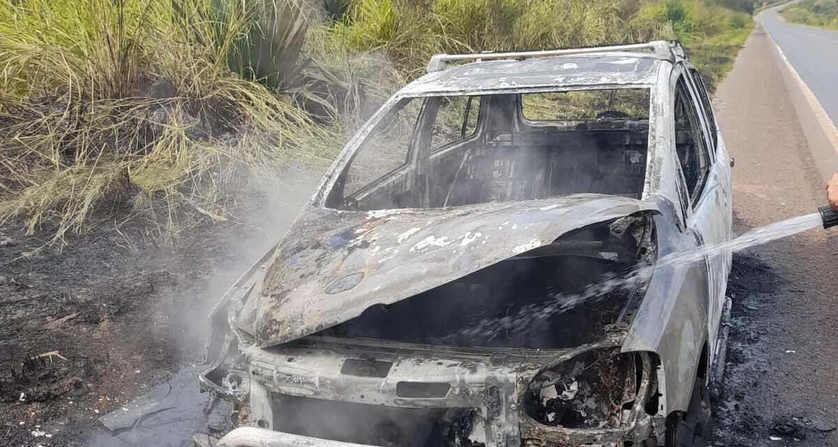 Corpo de Bombeiros combate incêndio em veículo na BR-354, próximo à Bambuí
