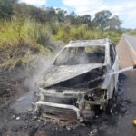 Corpo de Bombeiros combate incêndio em veículo na BR-354, próximo à Bambuí