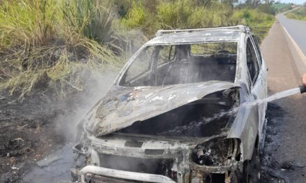 Corpo de Bombeiros combate incêndio em veículo na BR-354, próximo à Bambuí