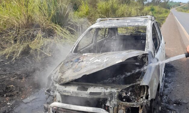 Corpo de Bombeiros combate incêndio em veículo na BR-354, próximo à Bambuí
