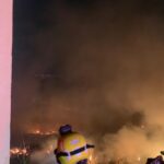 Incêndio é registrado em lote vago, em Arcos