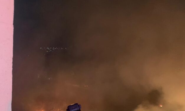Incêndio é registrado em lote vago, em Arcos