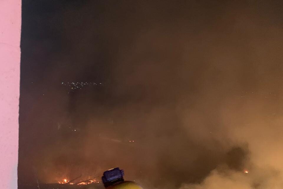 Incêndio é registrado em lote vago, em Arcos
