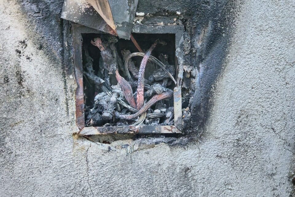 Bombeiros atendem ocorrência de princípio de incêndio, em Campo Belo