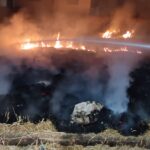 Bombeiros combatem incêndio em lote vago, em Arcos