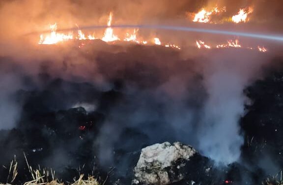 Bombeiros combatem incêndio em lote vago, em Arcos