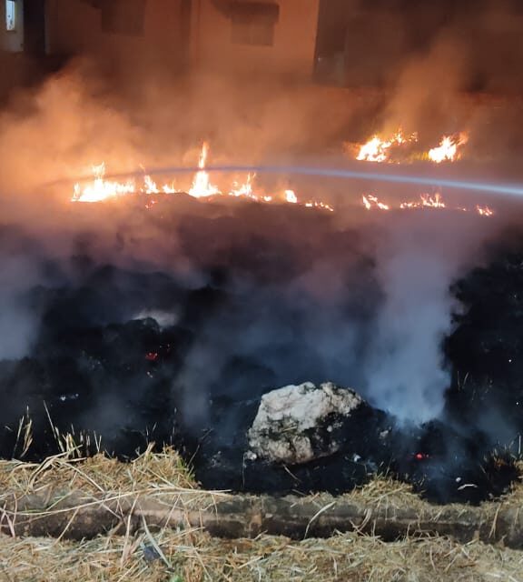 Bombeiros combatem incêndio em lote vago, em Arcos