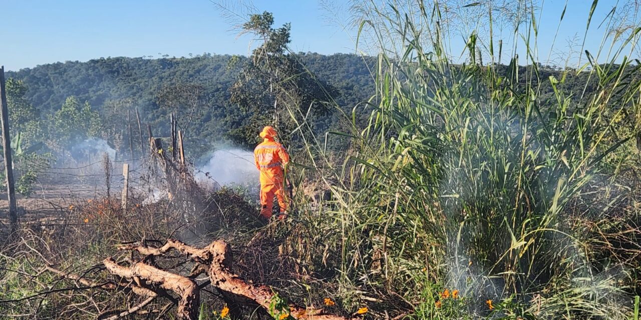Bombeiros controlam incêndio em vegetação no bairro Tino Pereira, em Formiga