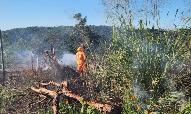 Bombeiros controlam incêndio em vegetação no bairro Tino Pereira, em Formiga
