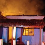 Incêndio de grandes proporções destrói residência em Arcos