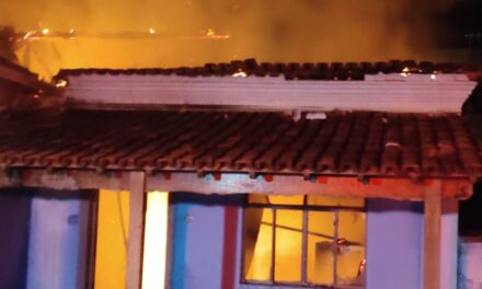 Incêndio de grandes proporções destrói residência em Arcos