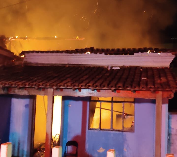 Incêndio de grandes proporções destrói residência em Arcos