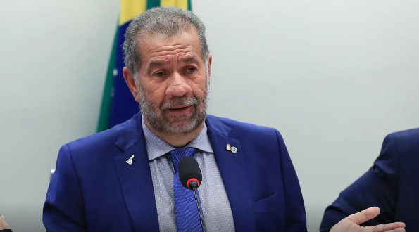 Após fraude no INSS, Lupi pede demissão do Ministério da Previdência
