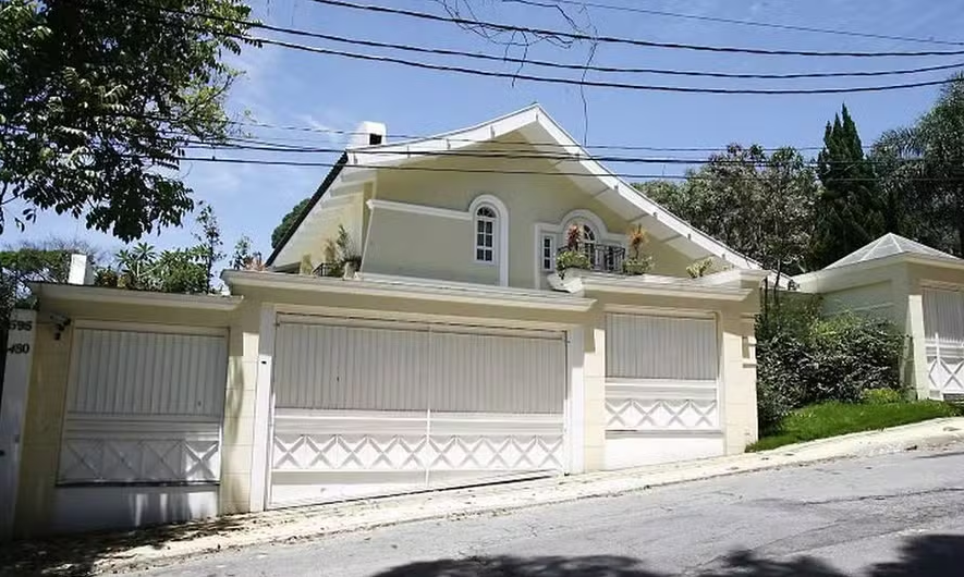 Mansão de Silvio Santos é flagrada com aspecto de abandono