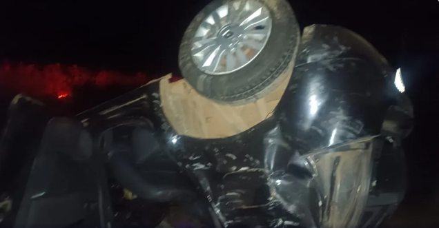 Veículo que transportava medulas ósseas capota e deixa dois feridos na MG-451, em Olhos D’Água