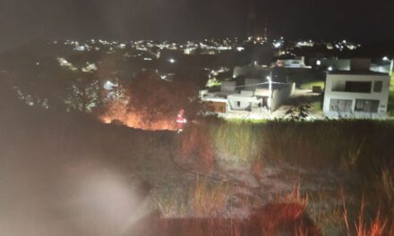 Incêndio em lote vago mobiliza Corpo de Bombeiros em Formiga