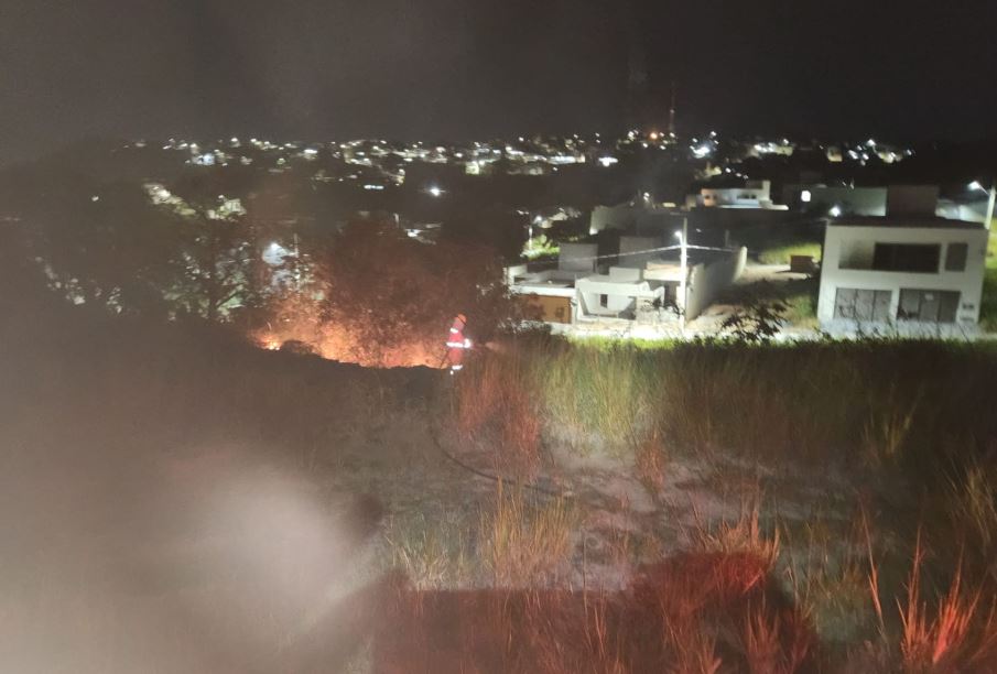Incêndio em lote vago mobiliza Corpo de Bombeiros em Formiga