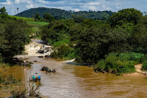 Bombeiros fazem buscas por pescador desaparecido no Rio Pará, em Nova Serrana
