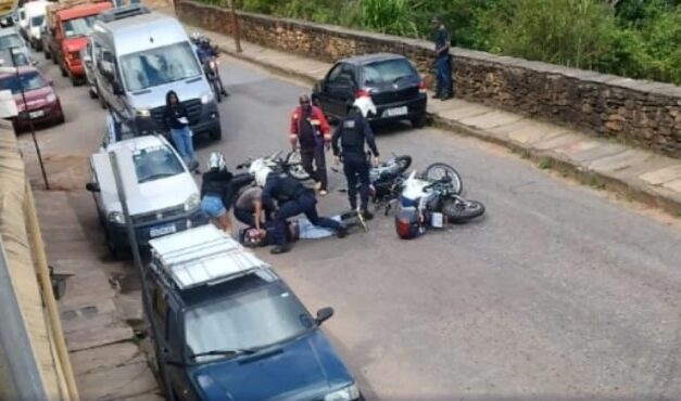 Homem tenta fugir da Guarda Municipal com moto sem placa no Centro de Ouro Preto