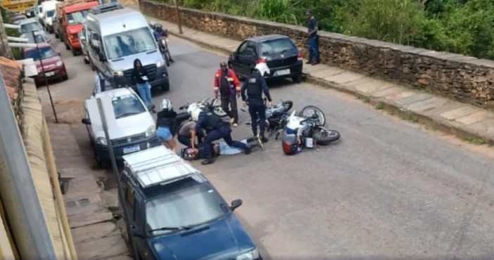 Homem tenta fugir da Guarda Municipal com moto sem placa no Centro de Ouro Preto