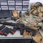 Operação contra o tráfico de drogas apreende arma, roupas camufladas e prende cinco pessoas em Passos, MG