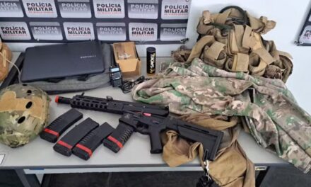 Operação contra o tráfico de drogas apreende arma, roupas camufladas e prende cinco pessoas em Passos, MG