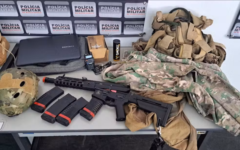 Operação contra o tráfico de drogas apreende arma, roupas camufladas e prende cinco pessoas em Passos, MG