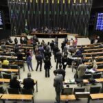 Projeto que reajusta salário de servidores pode ser votado hoje, diz líder do governo
