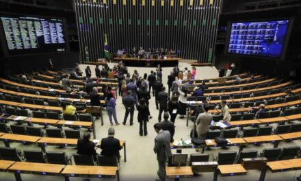 Projeto que reajusta salário de servidores pode ser votado hoje, diz líder do governo